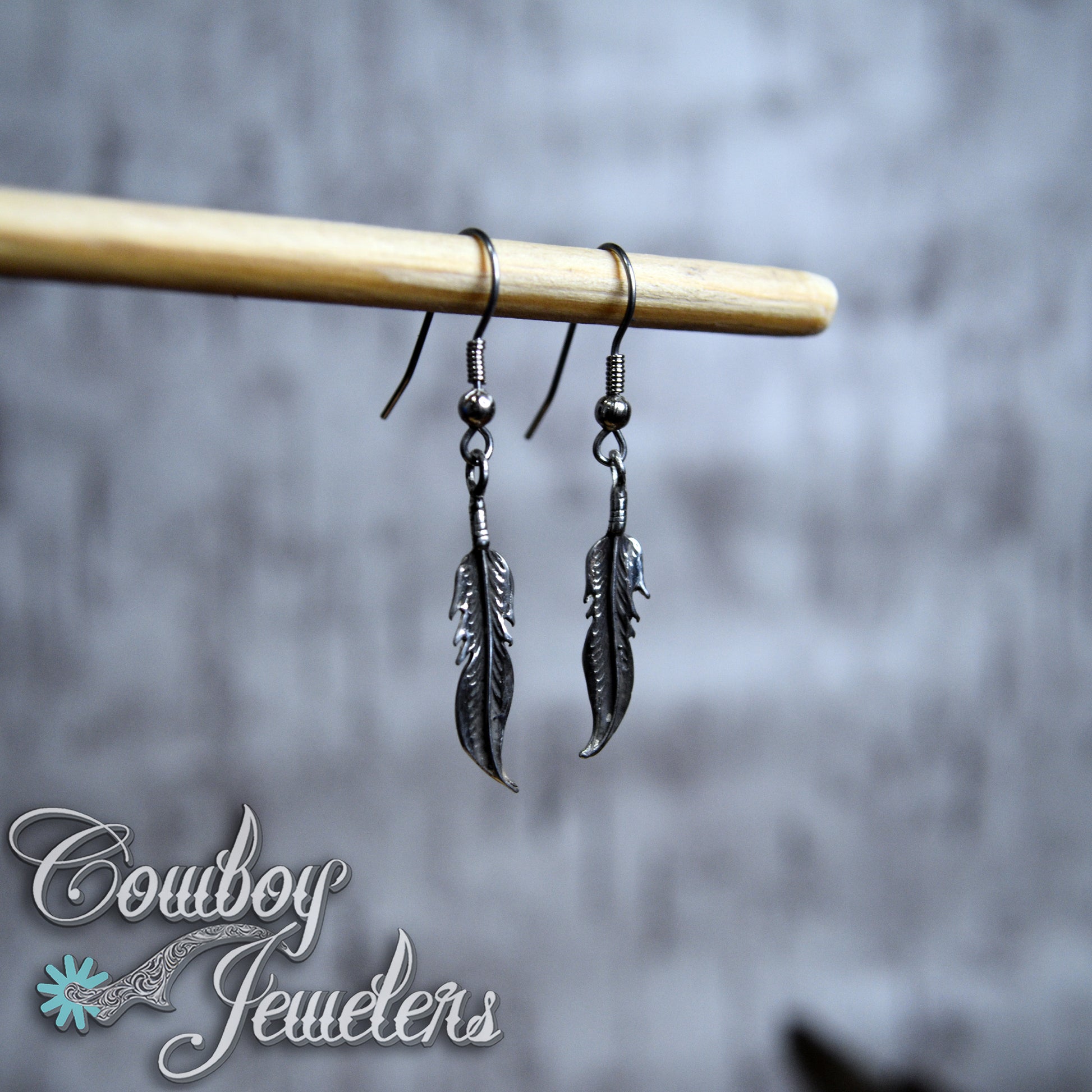 101 - Feather dangle earrings